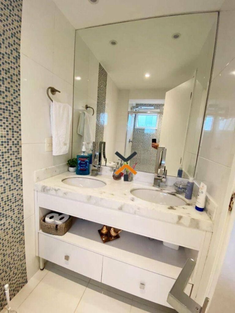 94c221dcd028d51a45b0c22ef3e9ca6b-1