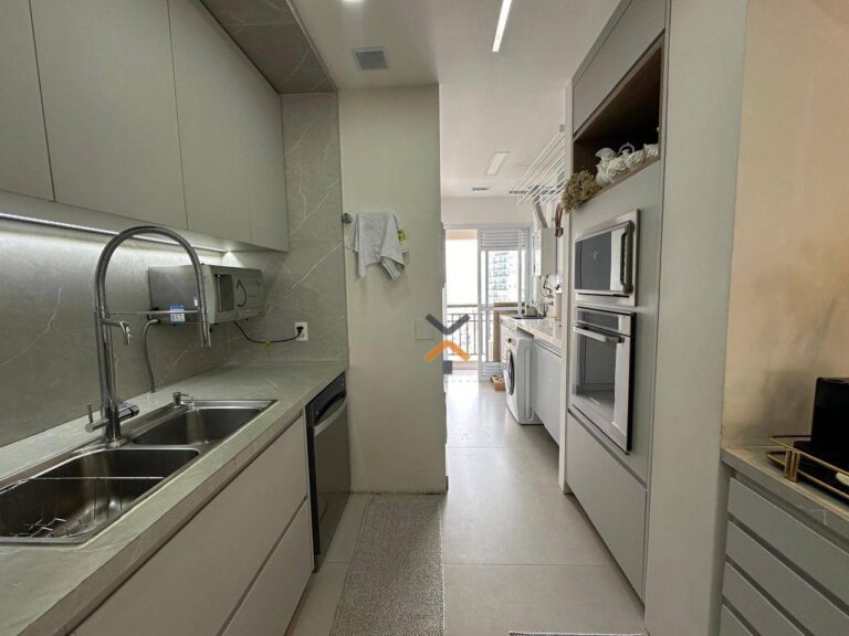 aad937b1fcb2cec28b36e5e3297cd575-1