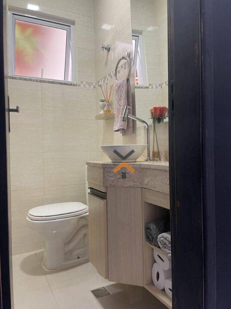 b4cbf2ffae13422bbc7921eaedc4fdd8-1