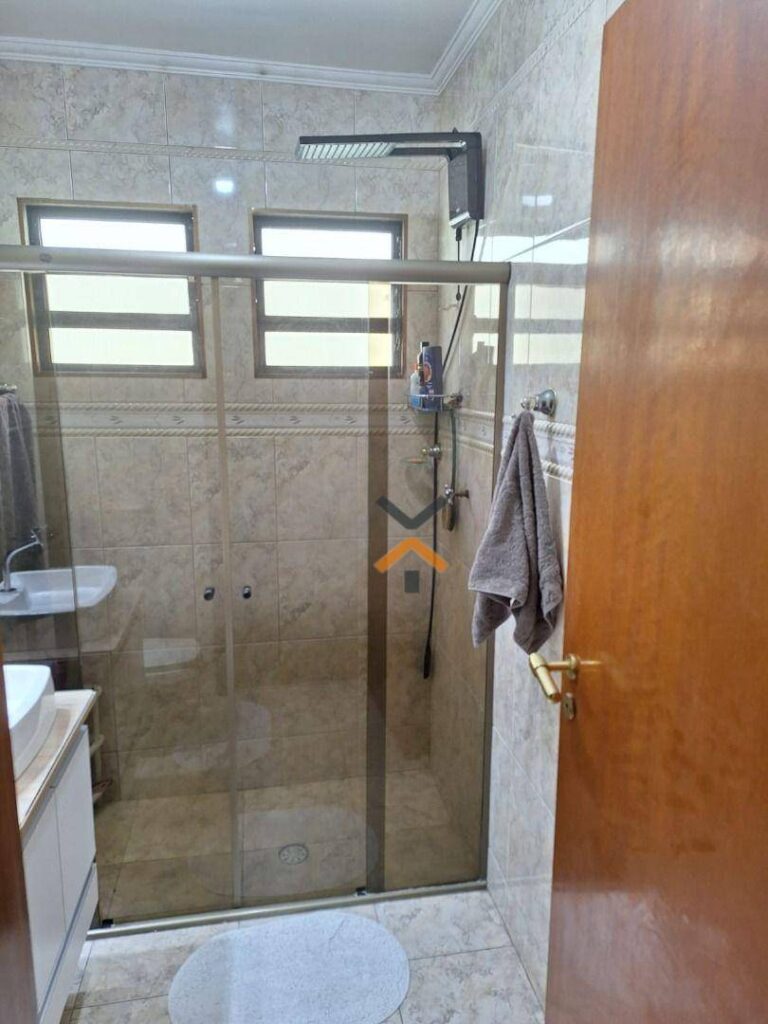 fff1523769bf570b829899f7bff07c7d-1